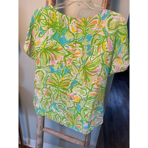Lilly Pulitzer blouse in the "Elephant Ear" print "Guava" colorway 100% silk M - Picture 5 of 9